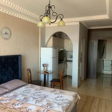 Berapartment With Mountain View Batumi Eksteriør billede