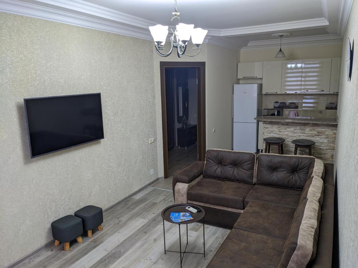 Berapartment With Mountain View Batumi Eksteriør billede