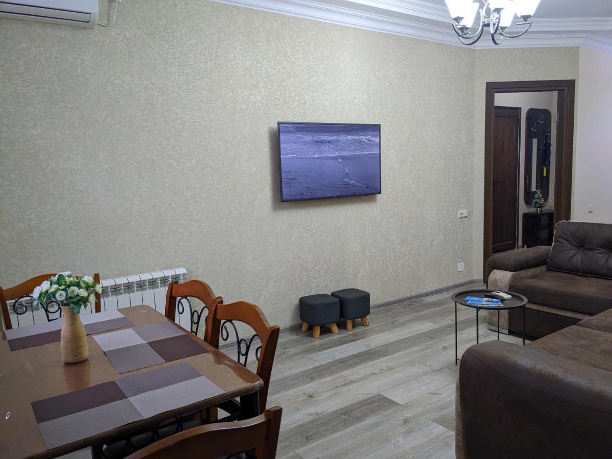 Berapartment With Mountain View Batumi Eksteriør billede