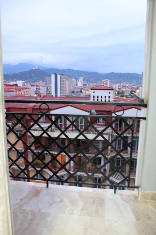 Berapartment With Mountain View Batumi Eksteriør billede